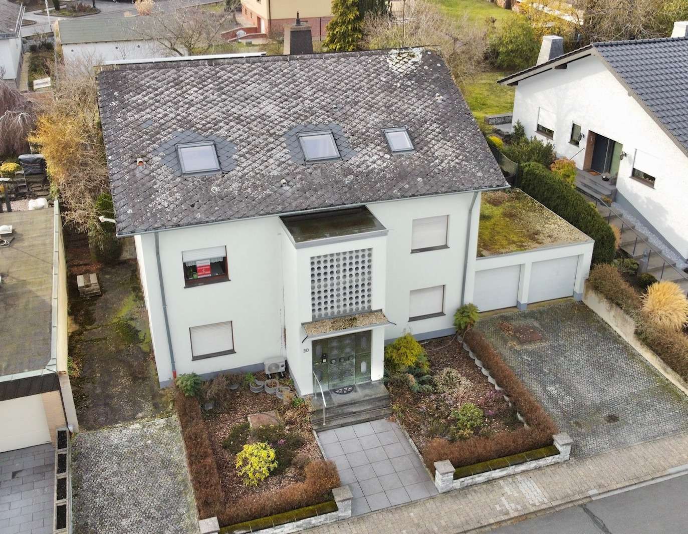 TOP LAGE, VIEL PLATZ, 2 GARAGEN, WINTERGARTEN UND PV-ANLAGE !!!